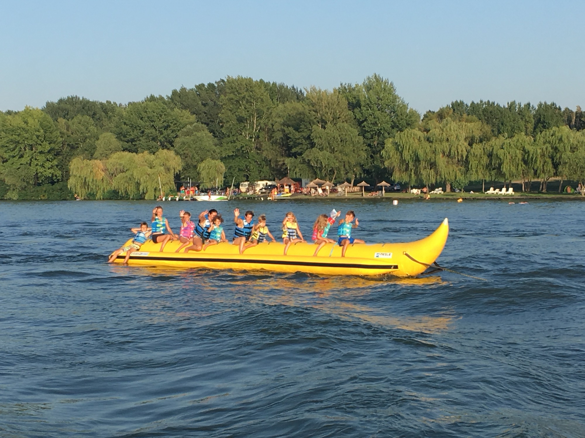 Banánhajó a Tisza-tón