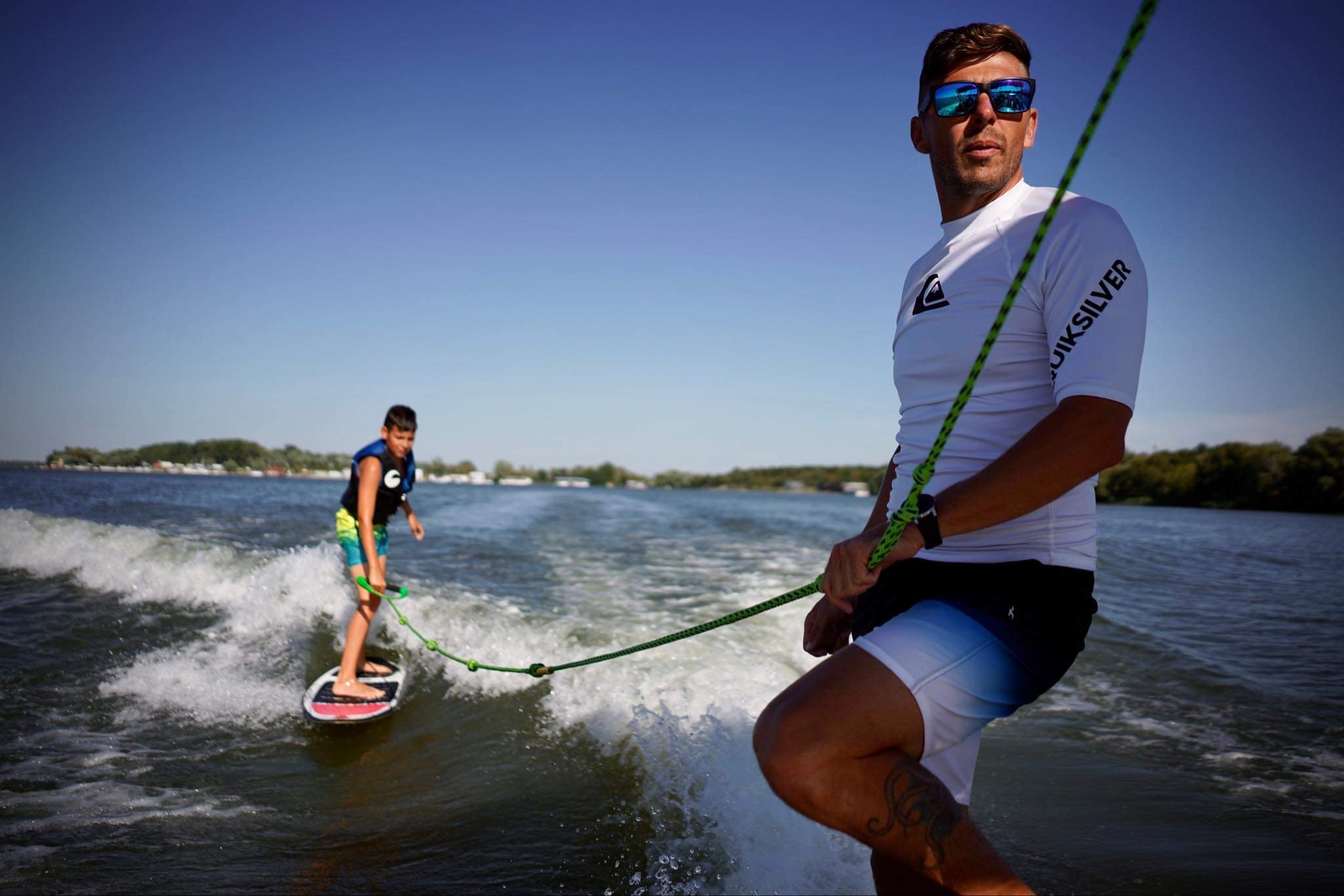 Wakesurf oktatás — instruktor és tanuló a Tisza-tón
